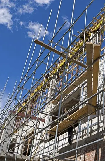 Torres e escoras metálicas da Mercadaço em obra