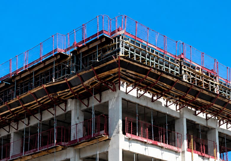 Proteção periférica instalada em obra — Mercadaço